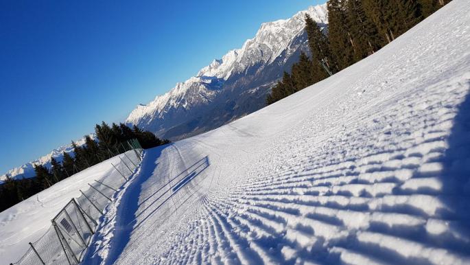 Schipiste bei strahlend blauen Himmel