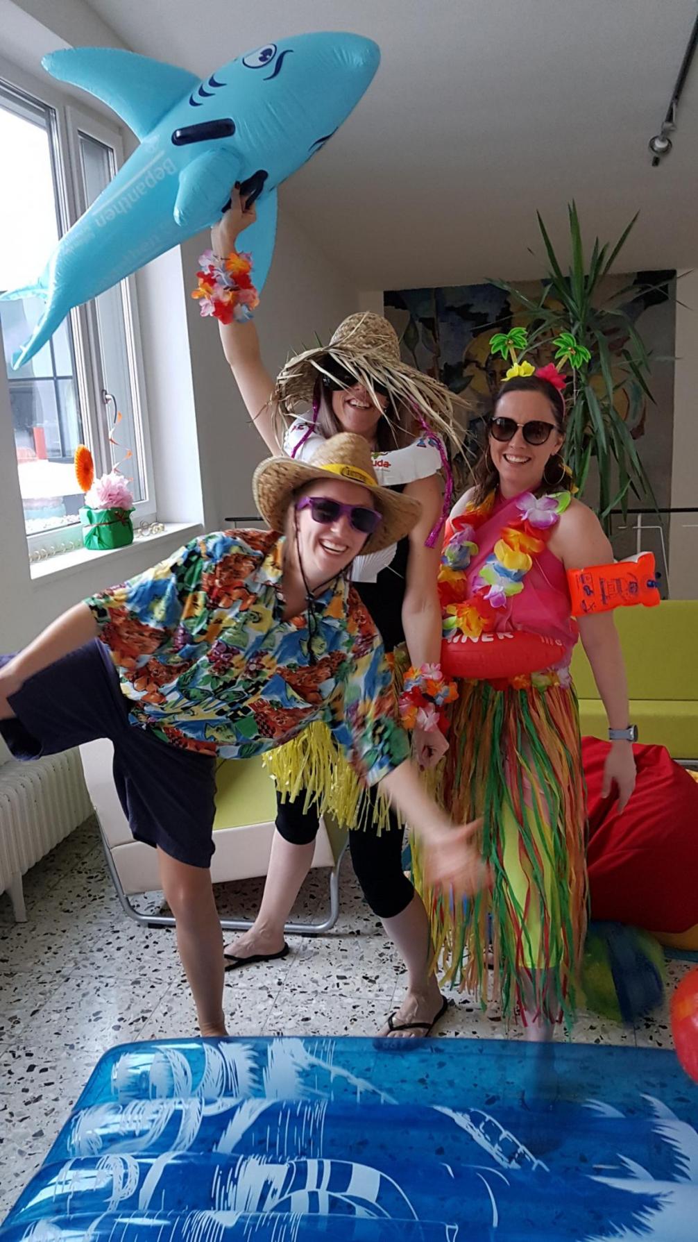 3 Personen im  lustigen Strandoutfit