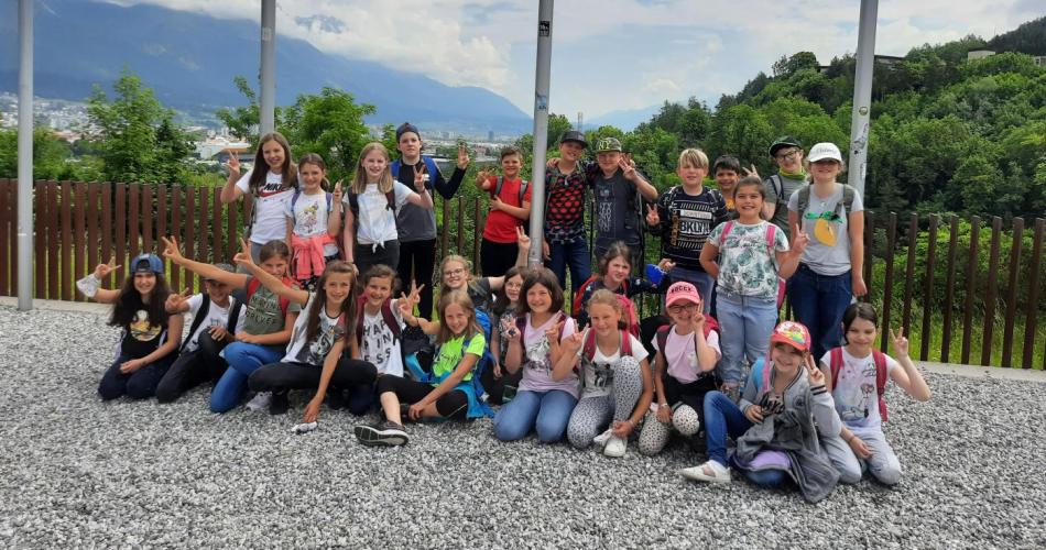 Schulkinder am Vorplatz des Tirol Panorama