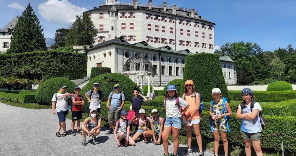 Kinder vor Schloss Ambras