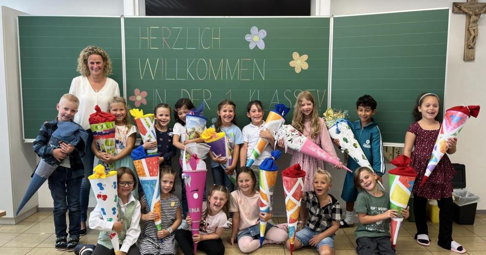 strahlende Gesichter am ersten Schultag