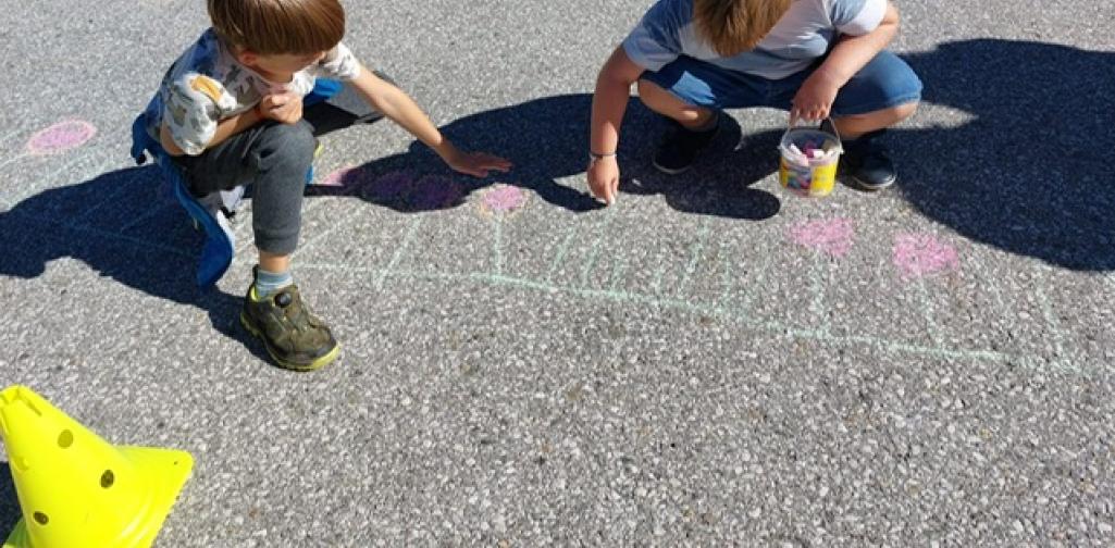eine Blumenwiese voller Herzen